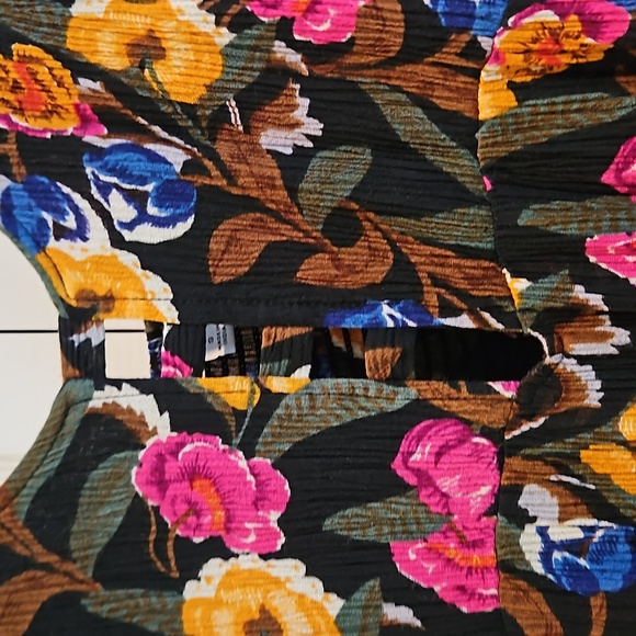 Size small capri jump suit - Picture 3 of 4